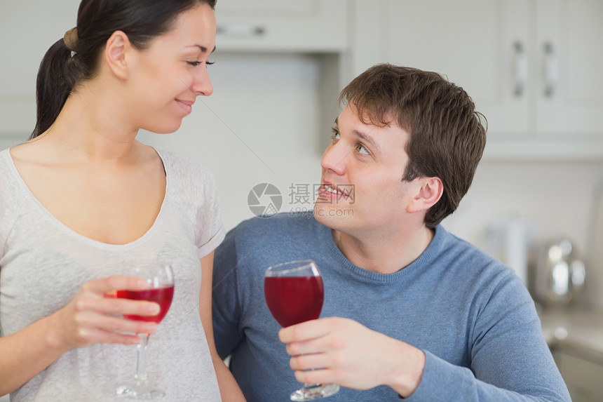 可爱的情侣喝红酒 互相看着对方图片