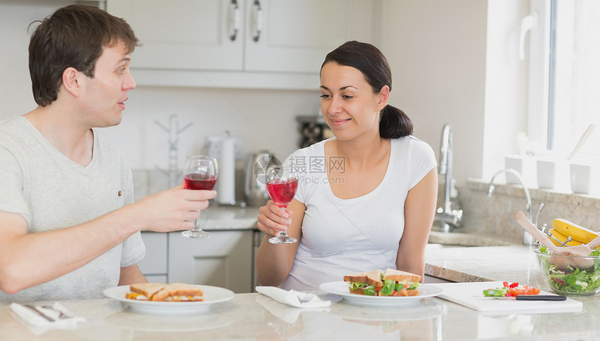 年轻夫妇共进午餐时间食物家庭午休公寓酒精玻璃蔬菜水果女性图片