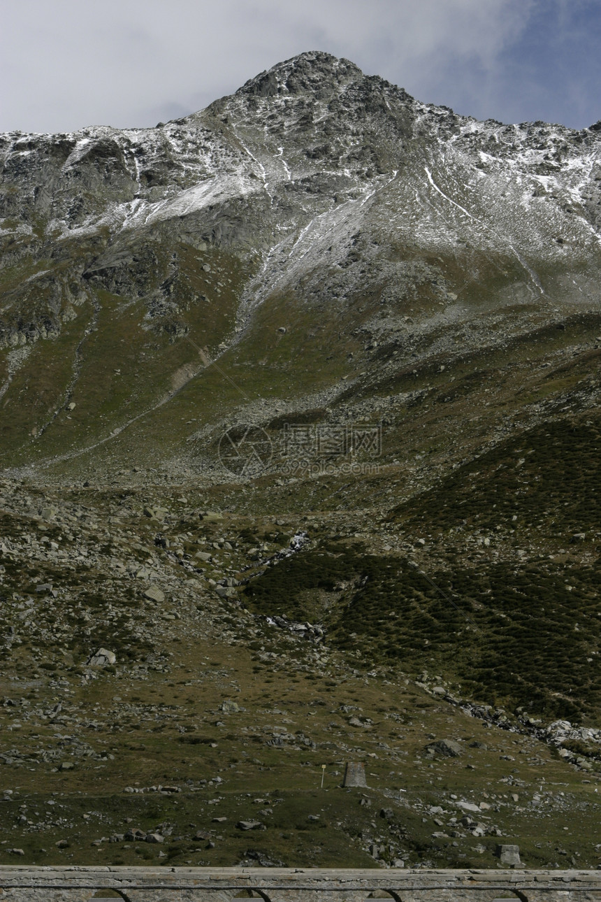 山山脉滑雪地平线编队悬崖全景岩石蓝色森林树叶天空图片