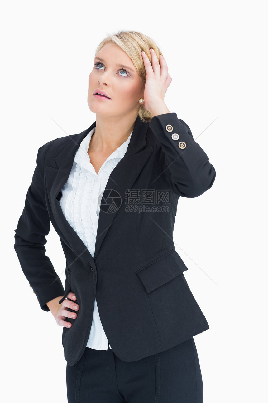女人在触摸头部时抬起头来图片