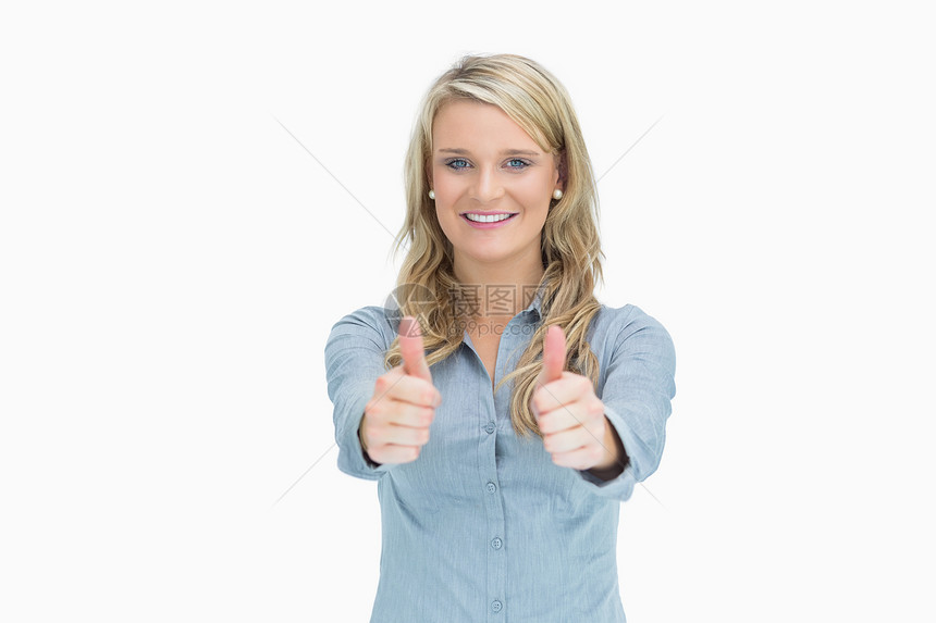 女人举起拇指头发女性长发金发浅色快乐金发女郎手势双手微笑图片