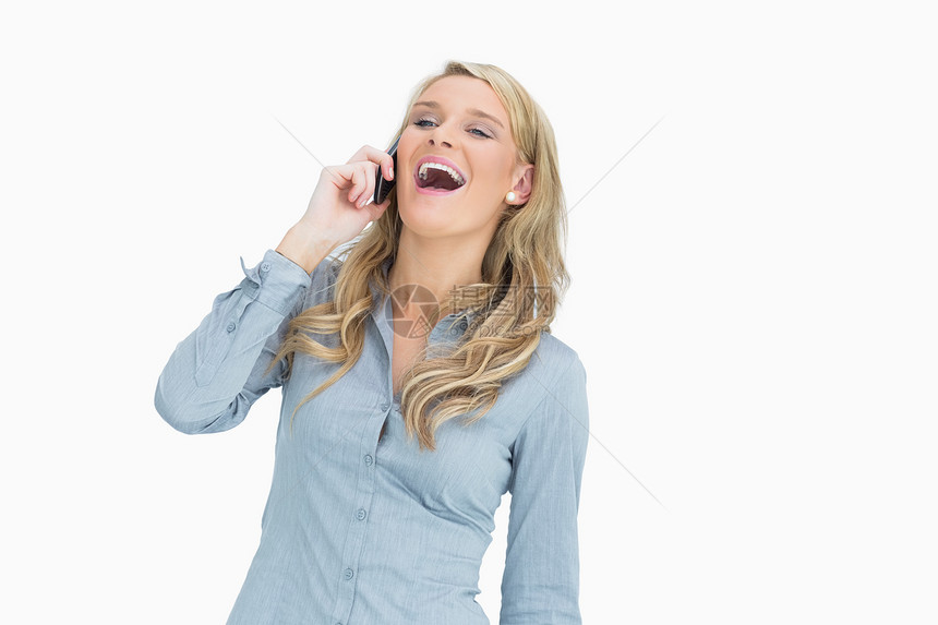 妇女在打电话时大笑图片