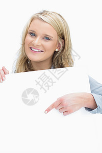 微笑的女人在纸上指着背景图片