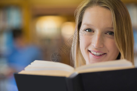 女人看书阅读研究所学生微笑页数图书机构学校爆头女士背景图片