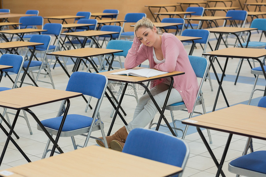 坐在书桌思考室的学生图片