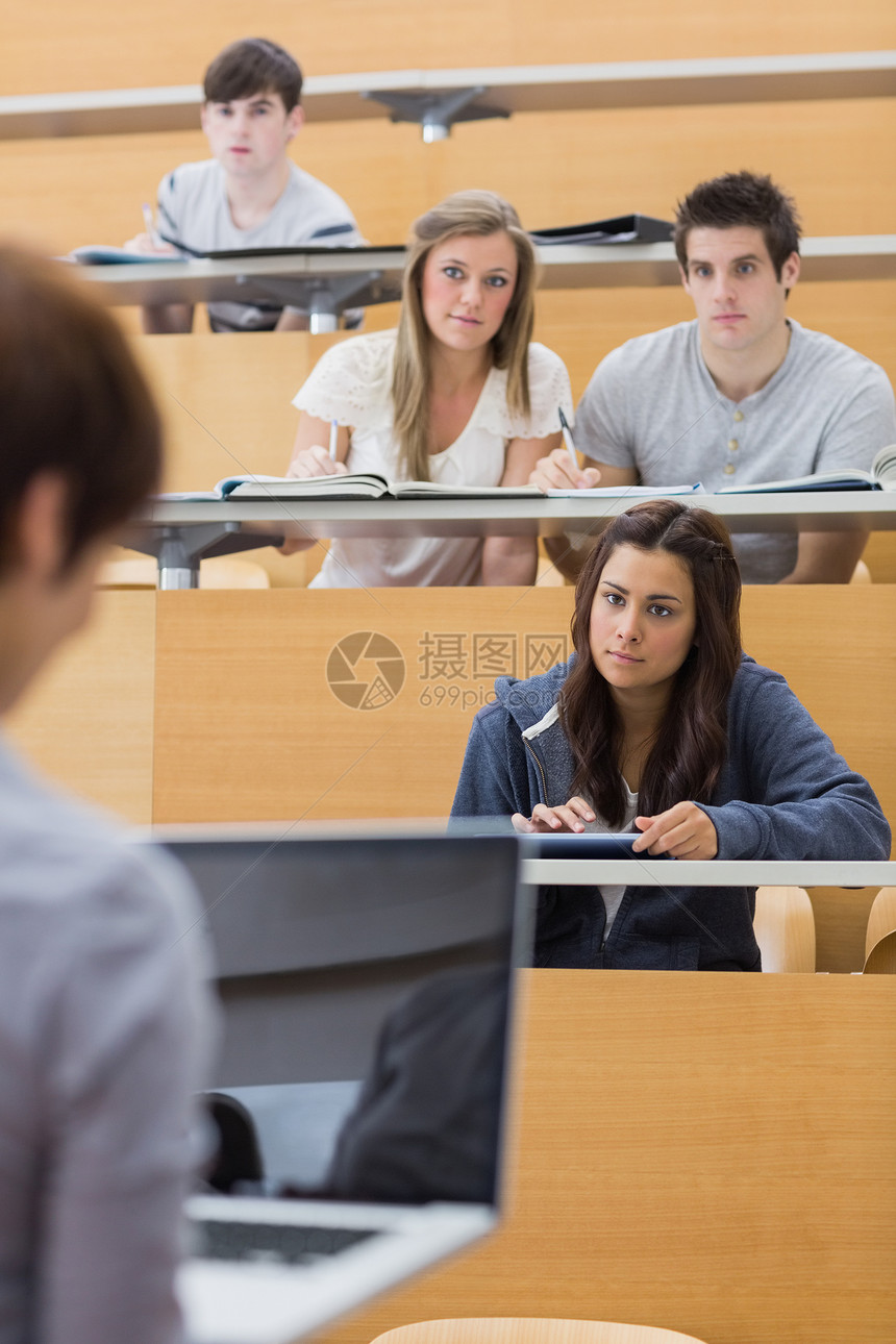 学生们看着老师的眼神图片