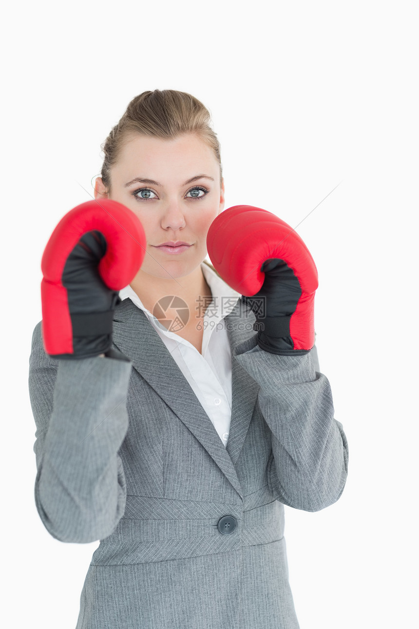 带拳手套的女商务人士拳击商务管理人员生意人女士头发金发斗争浅色套装图片