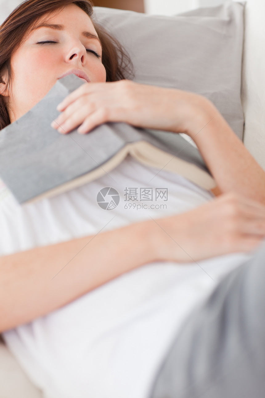 年轻迷人的女子在Lyi一边休息一边看书图片