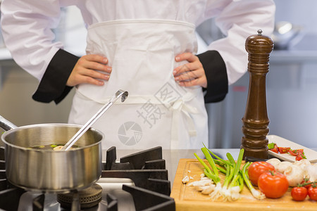 厨师煮汤蔬菜电饭煲切菜板火炉厨艺库存肉汤美食家滚刀胡椒背景图片