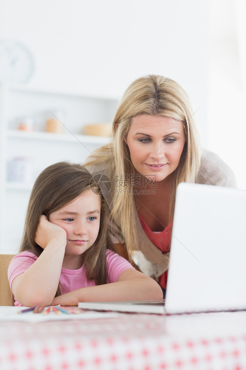 母亲和儿童看笔记本电脑图片