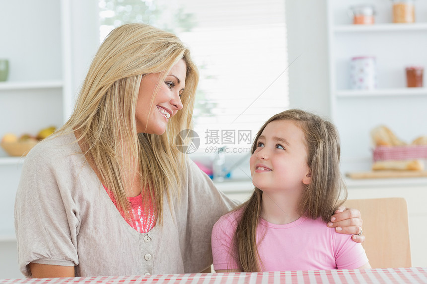 母亲和孩子在厨房里互相看着对方图片