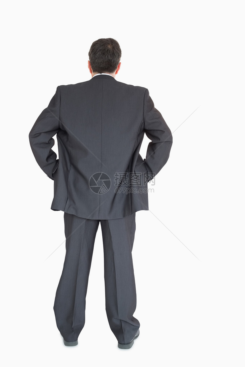 商务人士站在镜头前 手放在臀部的摄影机旁套装领带双手商务生意人夹克人士短发口袋男性图片