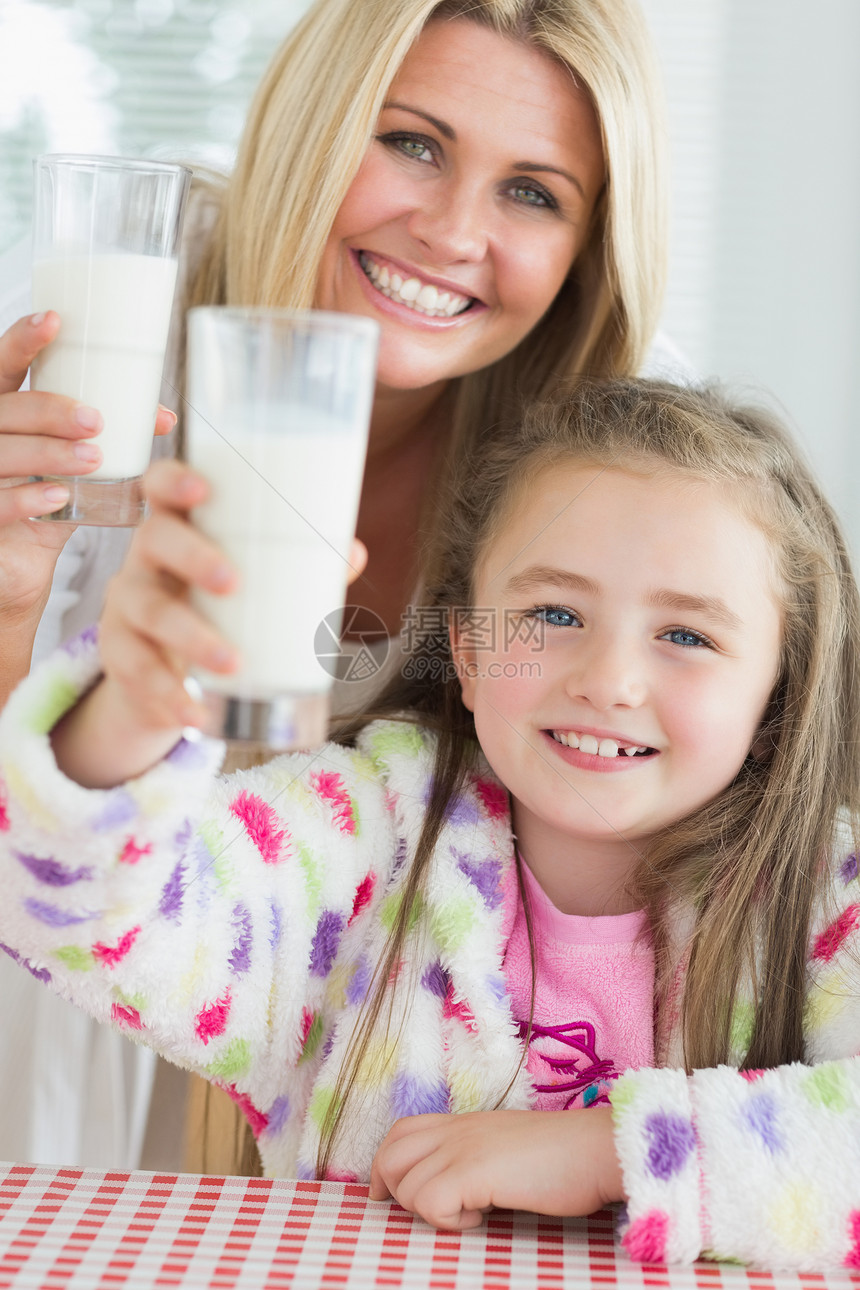 提高母亲和女儿奶杯的乳汁杯图片