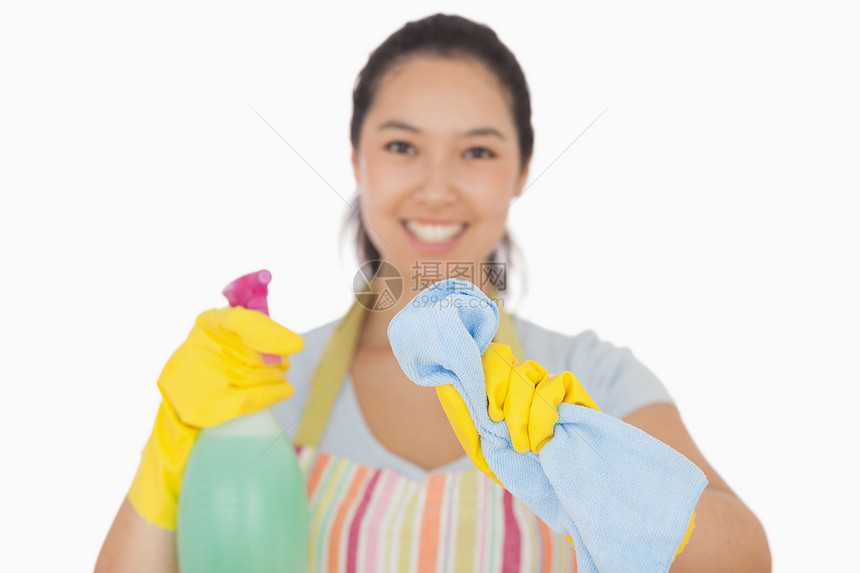 快乐的女人在她面前擦洗图片