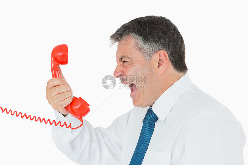 愤怒的商务人士在电话上大喊大叫固定电话男性短发衬衫人士红色商务头发领带烦躁图片