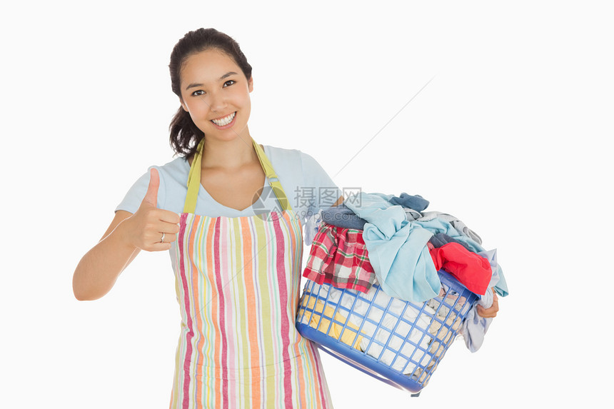 妇女携带洗衣篮和举起拇指图片
