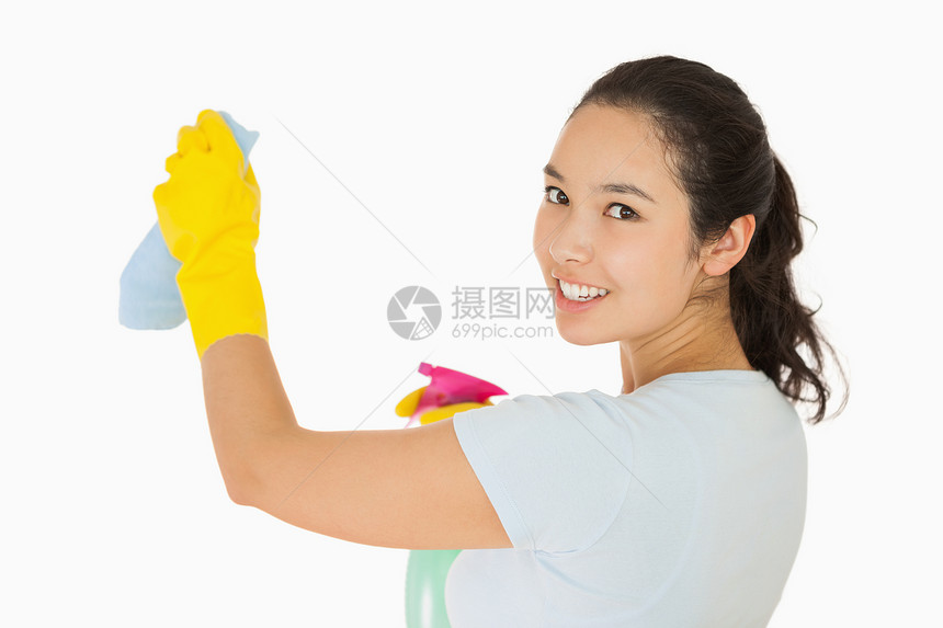 微笑的妇女打扫墙壁图片