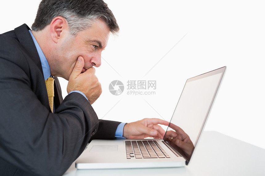 在笔记本电脑上打字生意人人士桌子思维管理人员衬衫男性商务套装领带图片