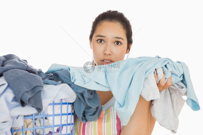 棕色女人洗脏衣物图片