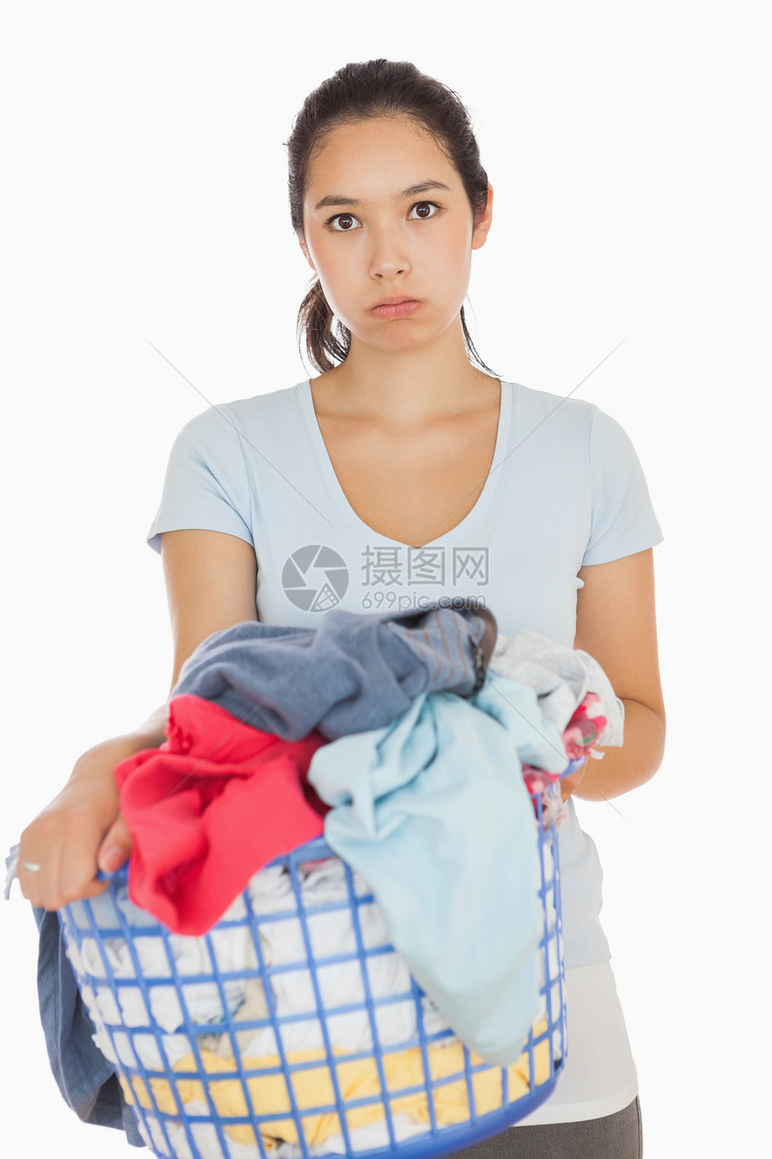 持有一篮子洗衣的无业妇女图片