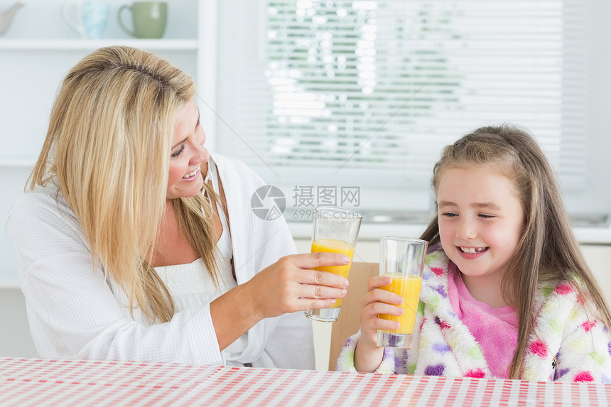母亲和儿童喝果汁图片