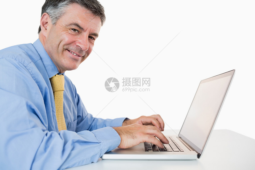 用笔记本电脑微笑的商务人士管理人员领带人士生意人衬衫桌子头发男性夹克商务图片