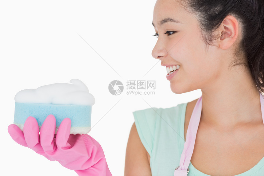 有海绵的女人清洁工女性用品打扫手套黑眼睛塑胶微笑棕色眼睛图片