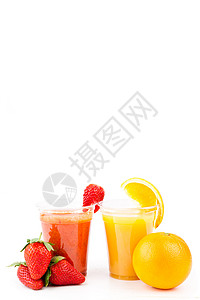 锤纹玻璃杯草莓和橙汁背景