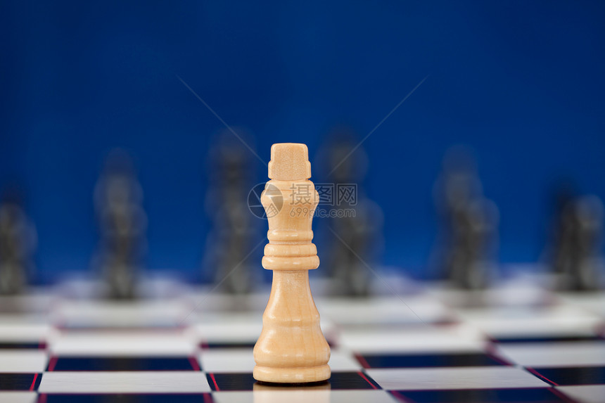 白皇后站在棋盘上 而黑人站在棋盘上图片