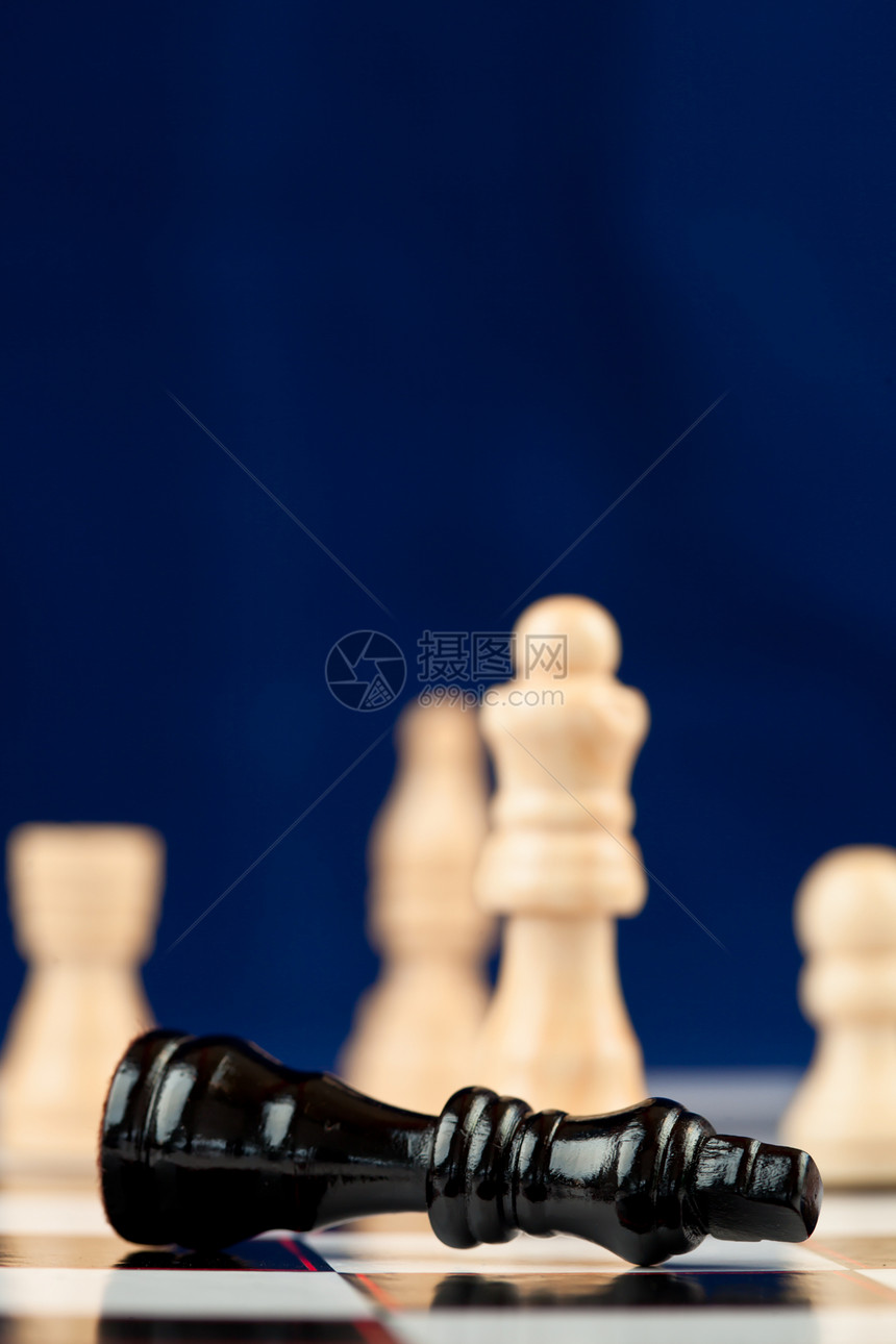 黑象棋中躺着的黑象棋图片