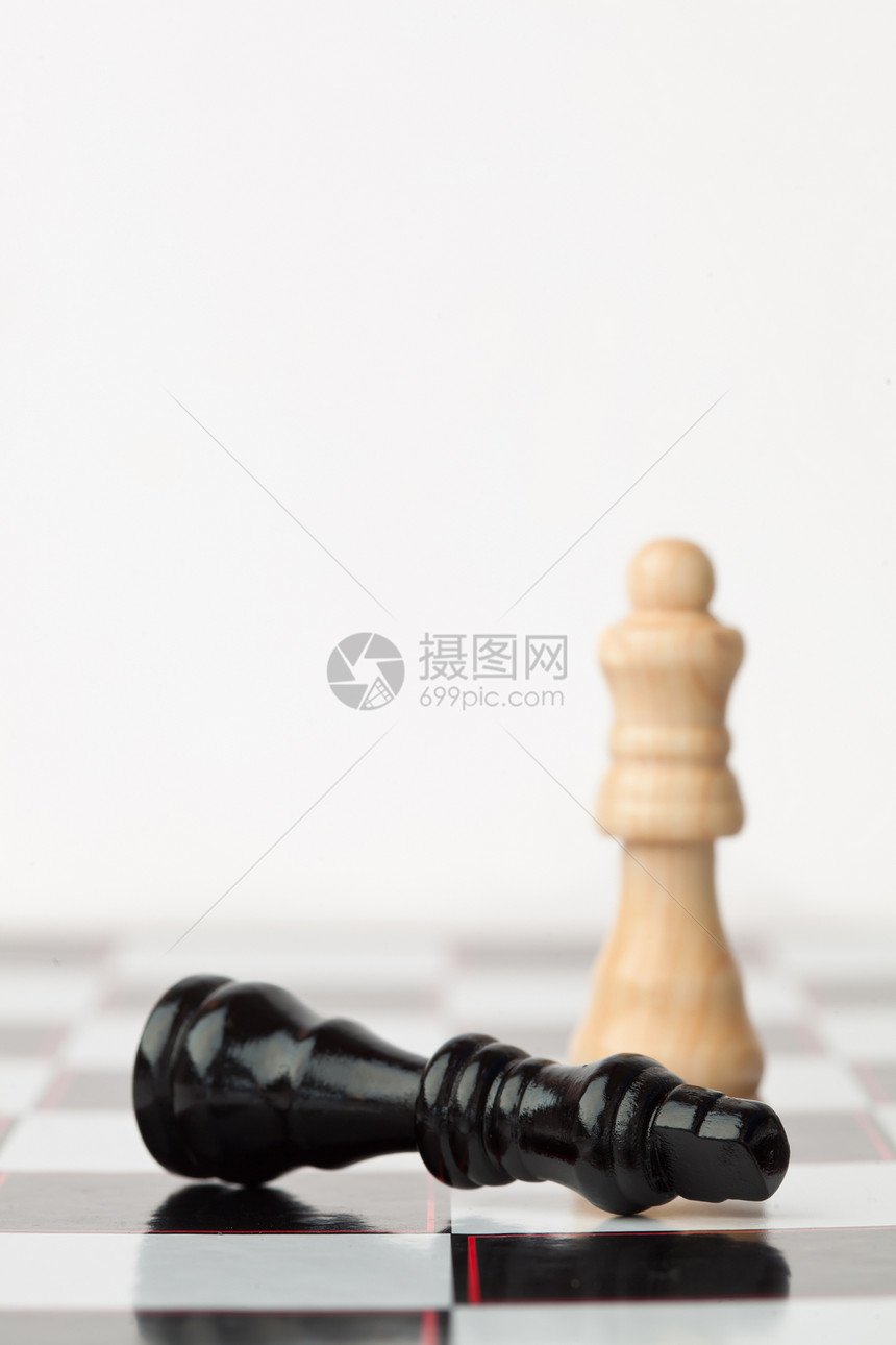 白色站立时躺着的黑象棋图片