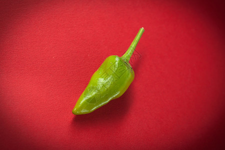青辣椒胡椒蔬菜红色素食者香料绿色背景图片