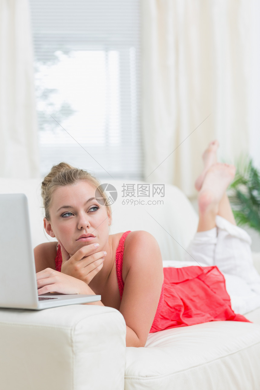 妇女使用笔记本时看起来很体贴图片