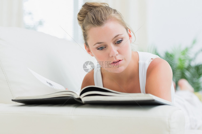 妇女阅读杂志的杂志图片