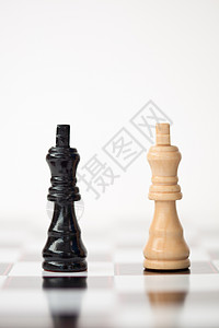 黑白棋子战术白色闲暇国王战略棋盘游戏正方形女王黑色背景图片