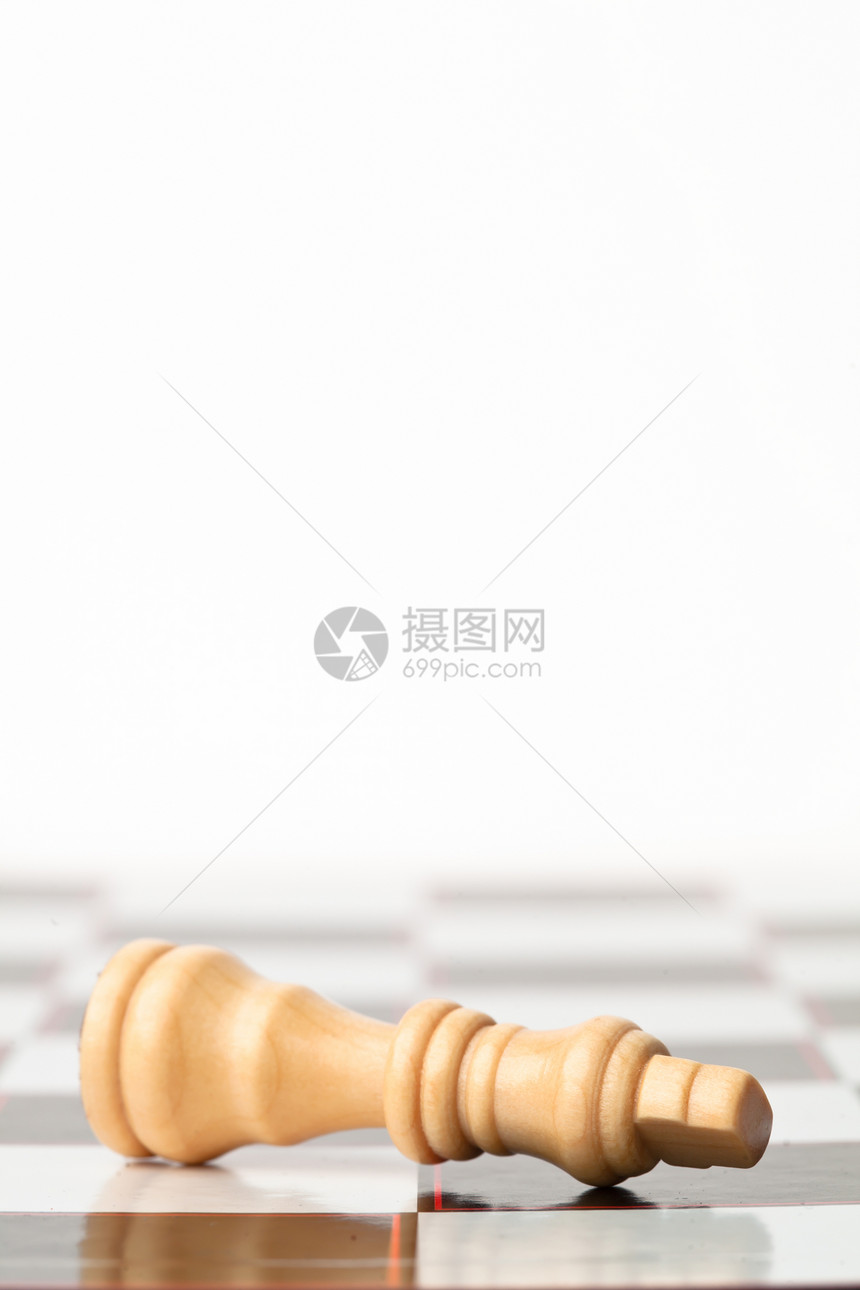 白象棋手躺在棋盘上图片