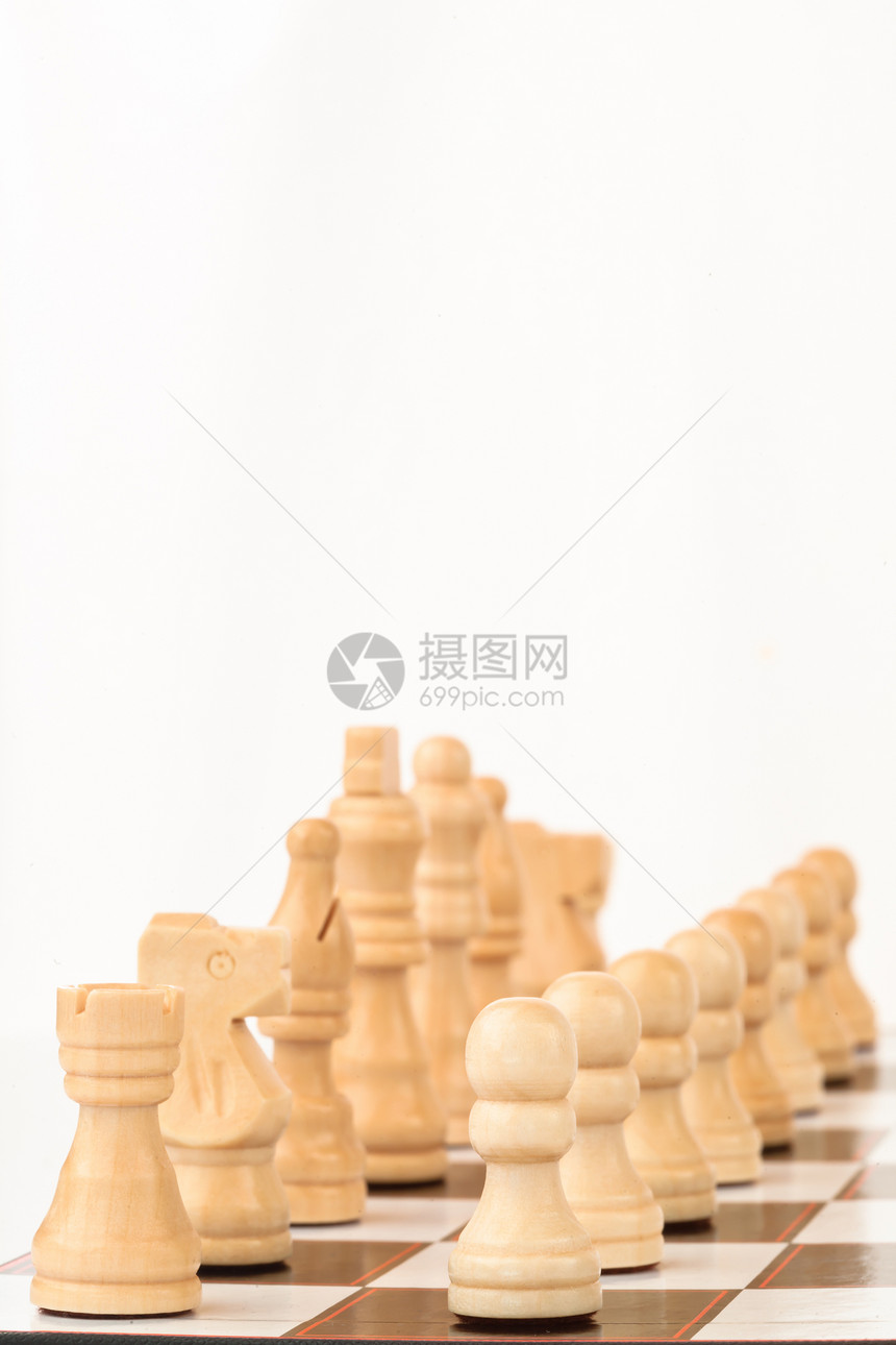 站在棋盘上的白象棋碎片图片