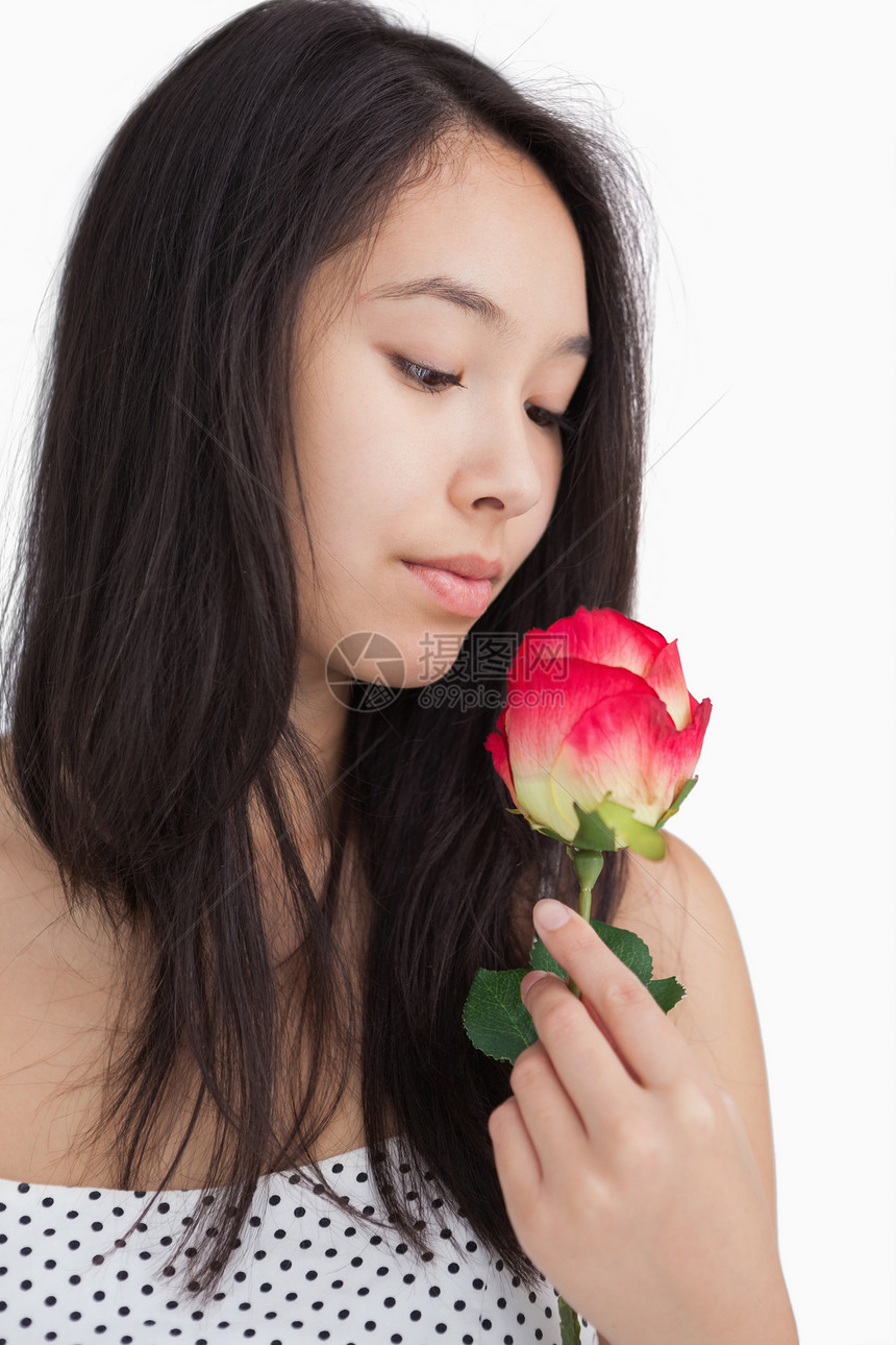 女人闻着玫瑰的气味红色头发香气长发魅力衣冠香味衣服圆点女性图片