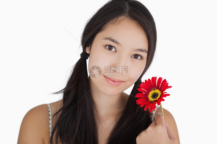 带着鲜花的微笑的女人快乐女性棕色头发衣服混血红色长发魅力衣冠图片