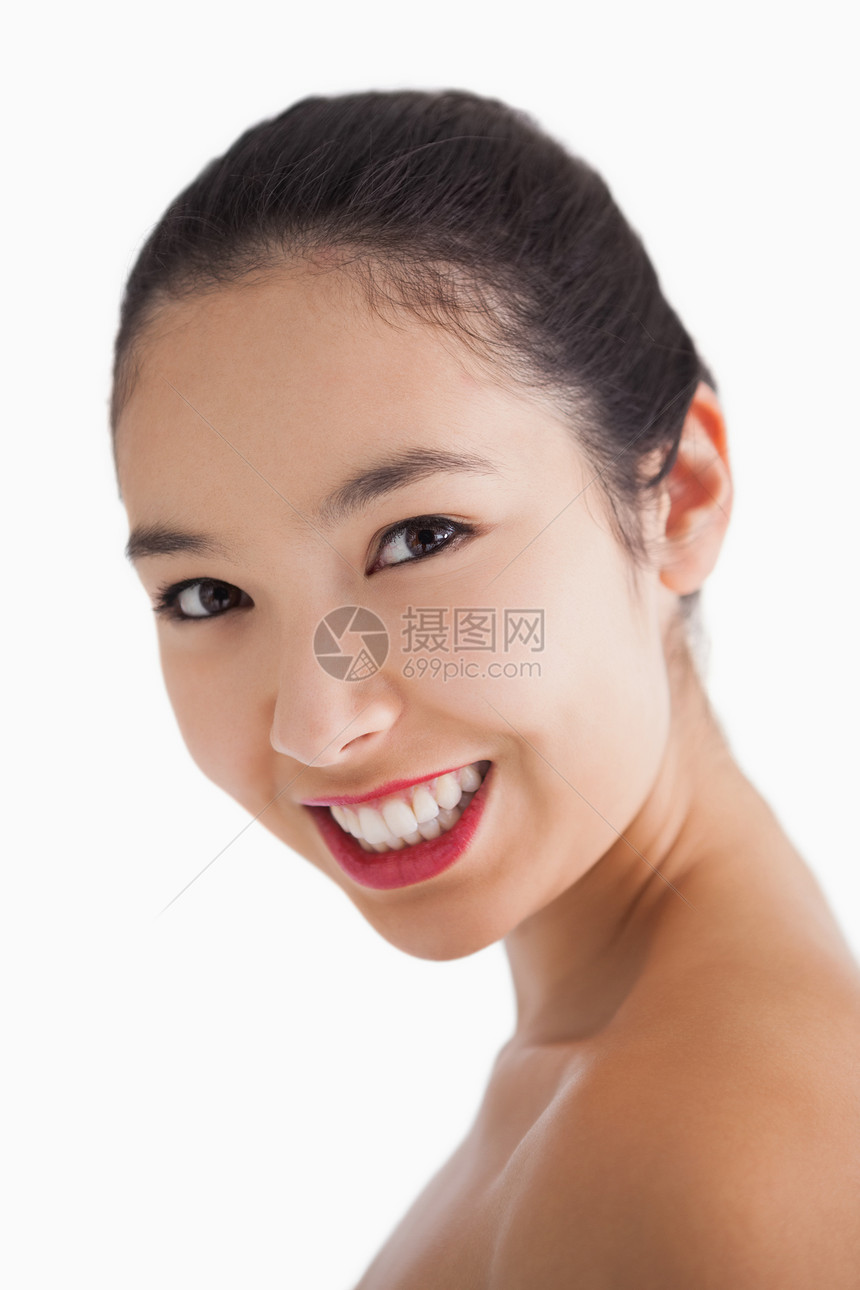 年轻女性微笑混血棕色黑发化妆品红唇口红抛光眼睛头发牙齿图片