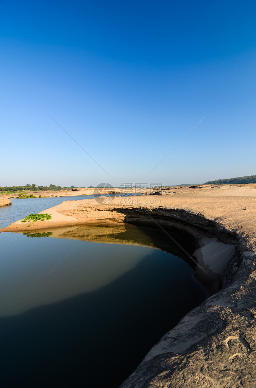 Sampanbok 湄公河中的池塘旅游热带巨石风景天空支撑岩石晴天石头悬崖图片