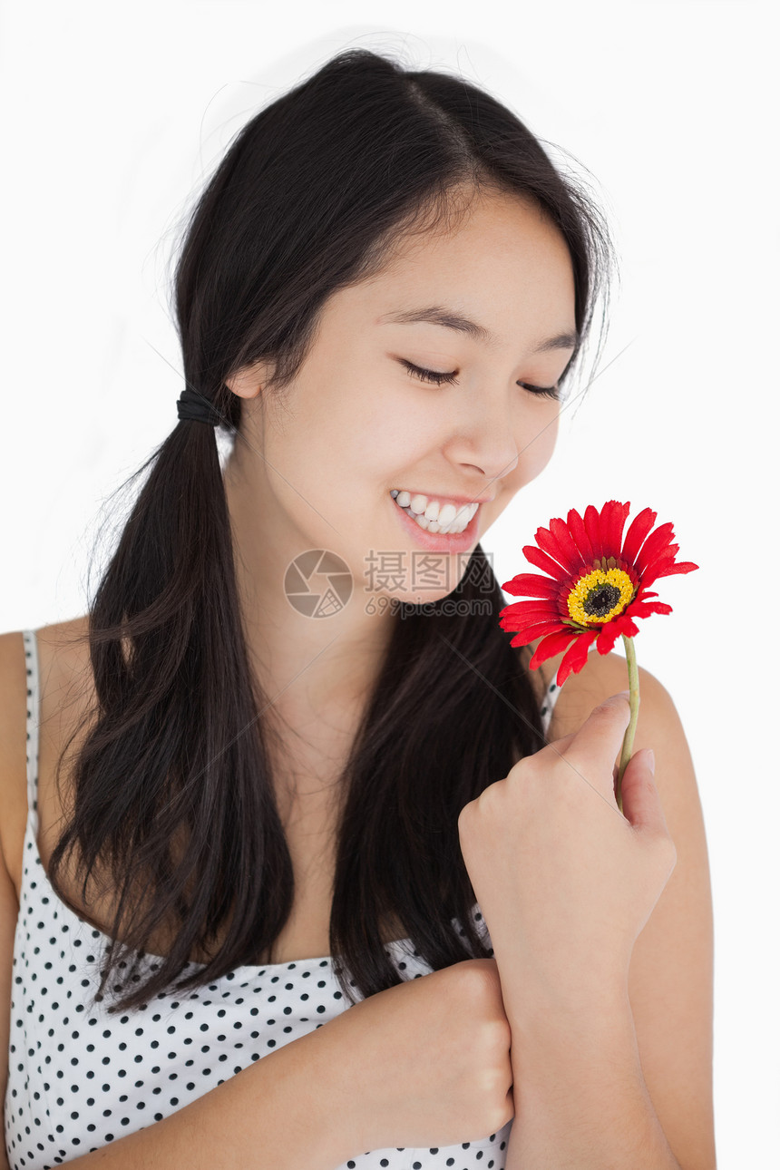 女人在养鲜花的辫子里图片