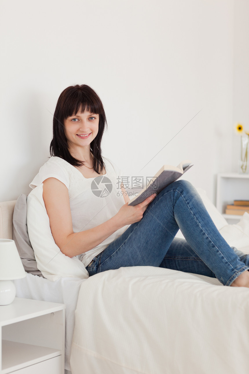 好漂亮的黑发美女 坐着看书 却坐在床上看书图片