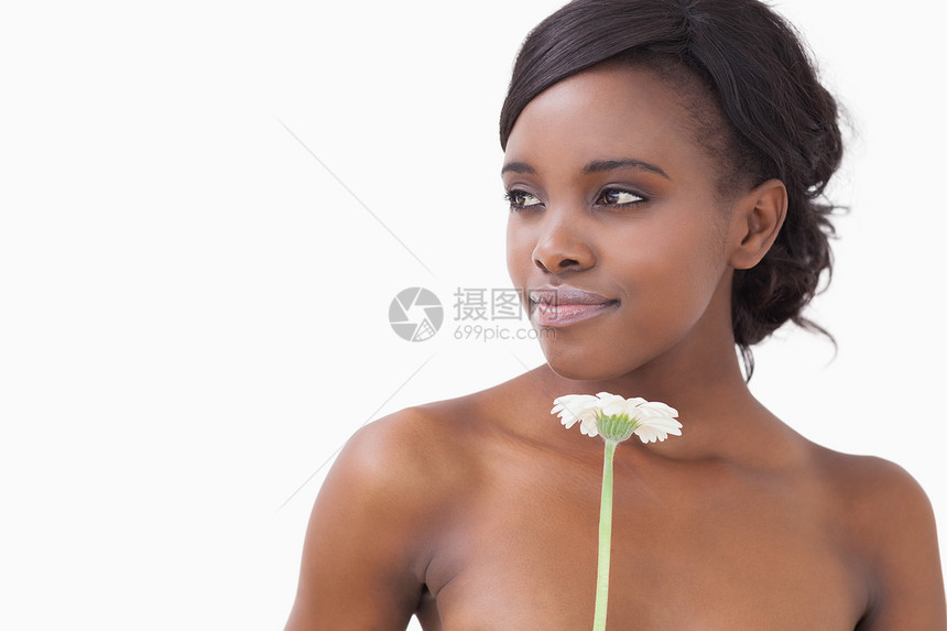 带着鲜花的微笑的女人发型区系雏菊黑色女性花瓣植物女士图片