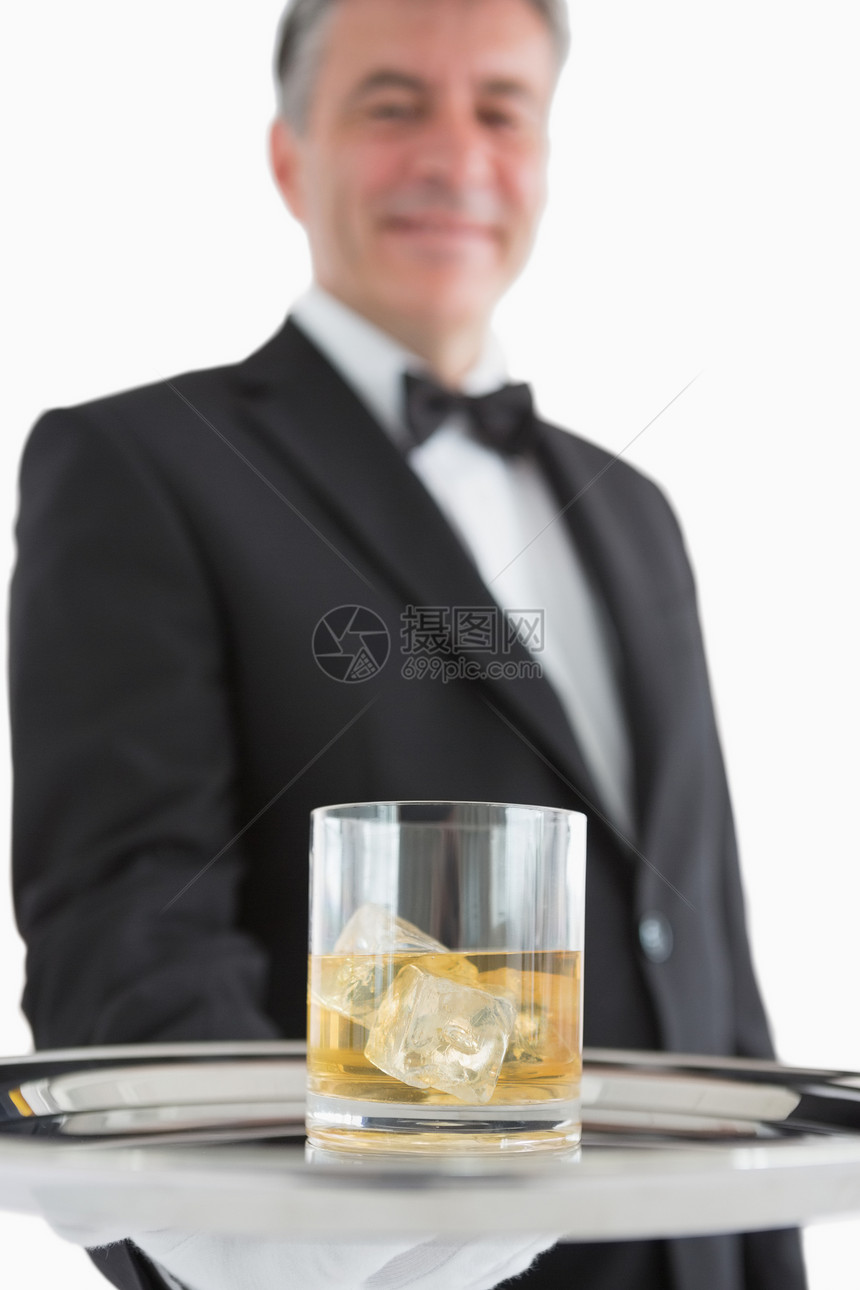 男人在托盘上拿着威士忌杯子图片