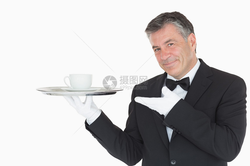 服务员用杯子显示银盘图片