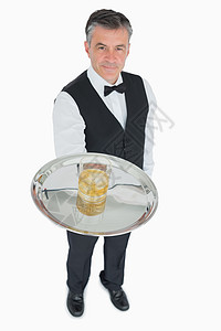 在银盘上卖威士忌的服务员背景图片