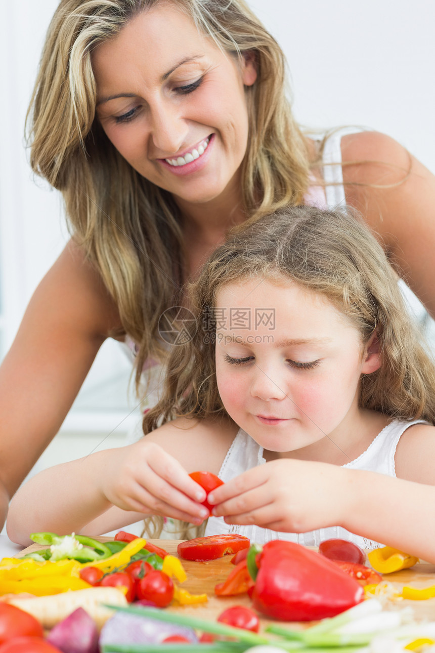 母亲看着女儿准备蔬菜 看女儿做菜图片
