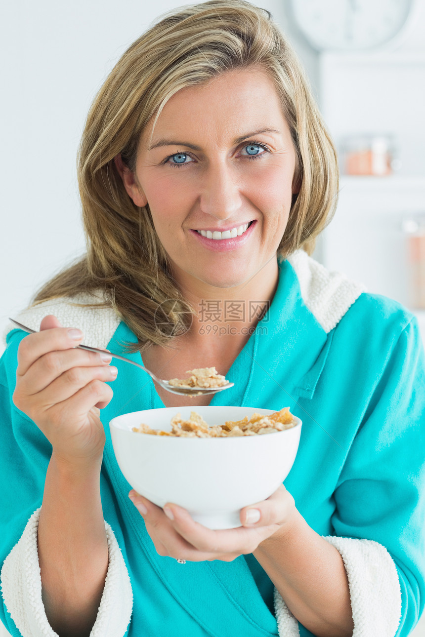 妇女食谷类货架早餐头发长发金发女郎微笑谷物浅色女性厨房图片