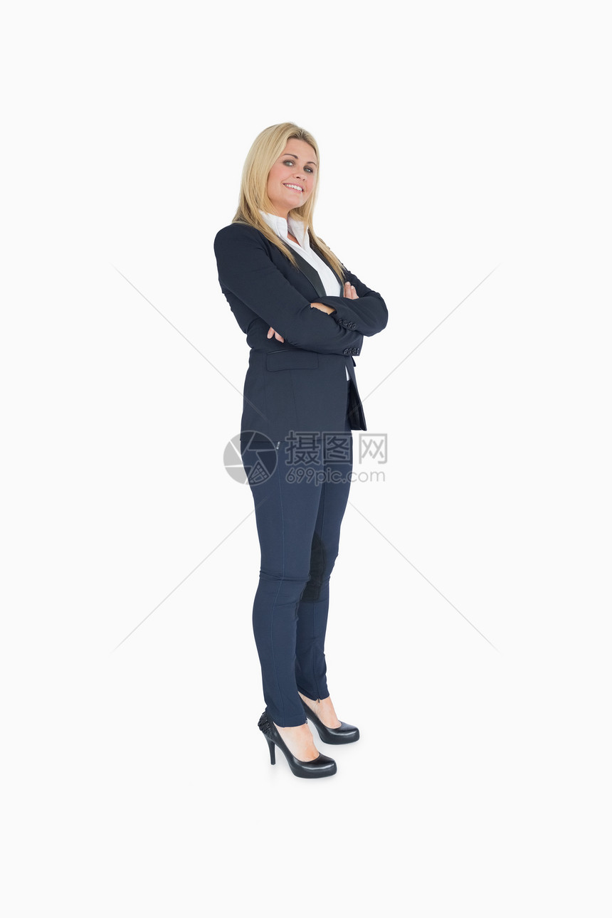 快乐的女商务人士跨过她的双臂图片